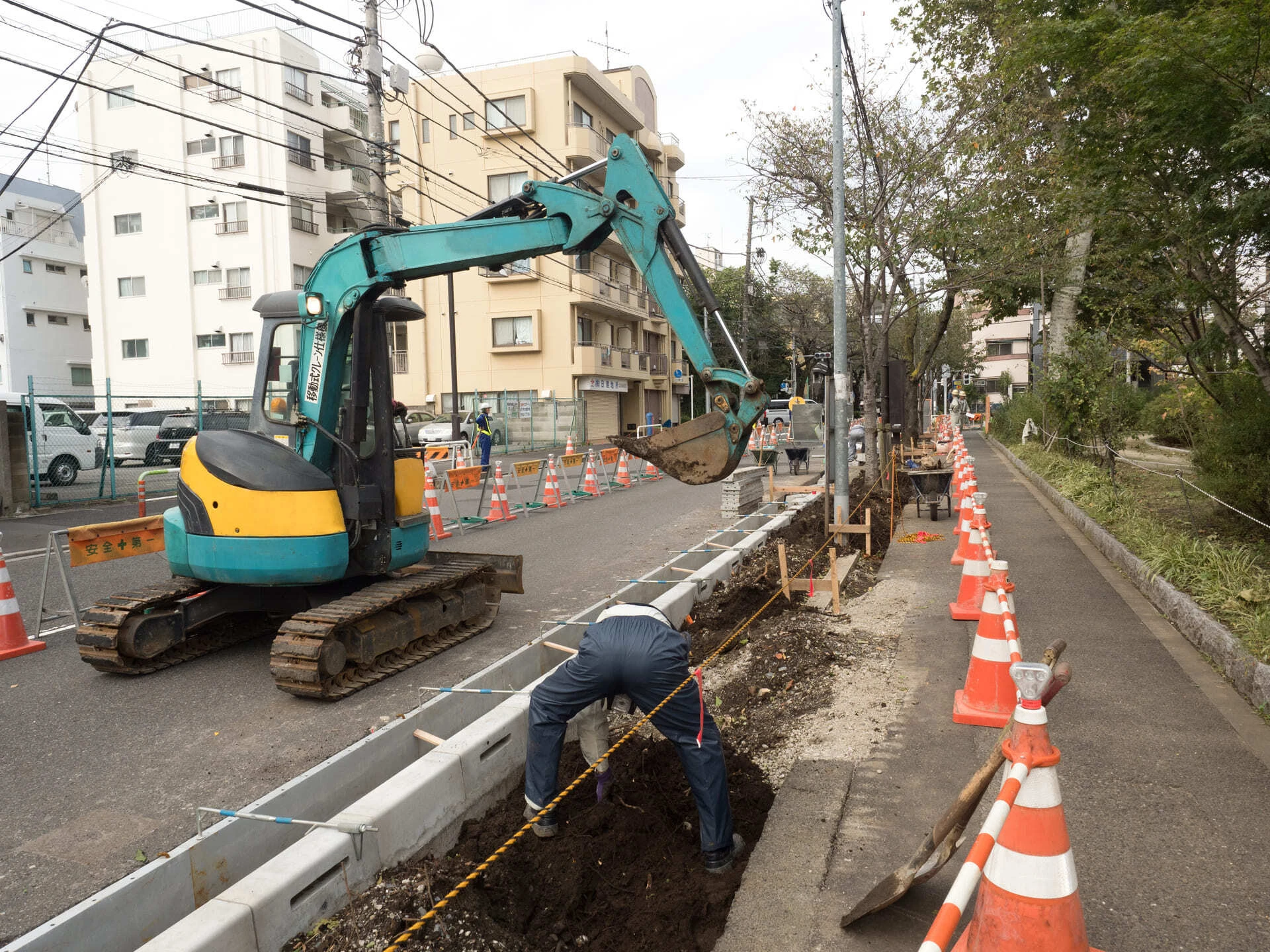 住宅の外構工事を行うスタッフたち
