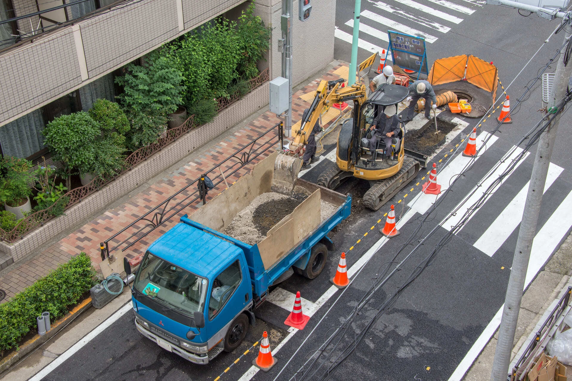カメラを見つめる職人